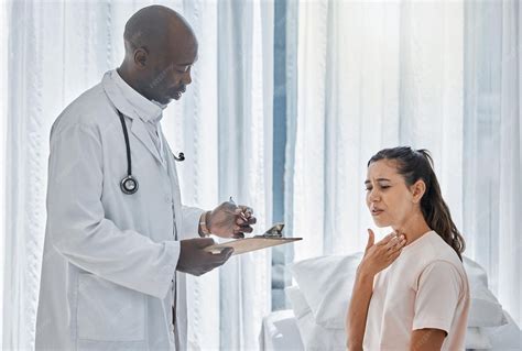 Persona hablando con un médico