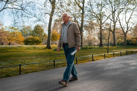 Persona mayor caminando