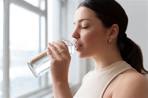 Persona tomando agua
