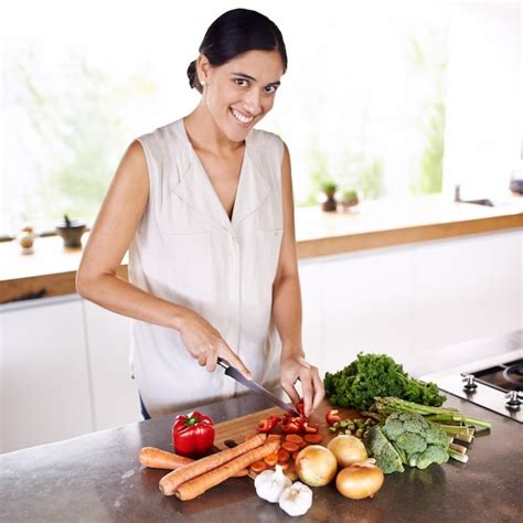 Persona vegana cocinando