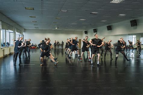 Personas bailando en una clase de baile
