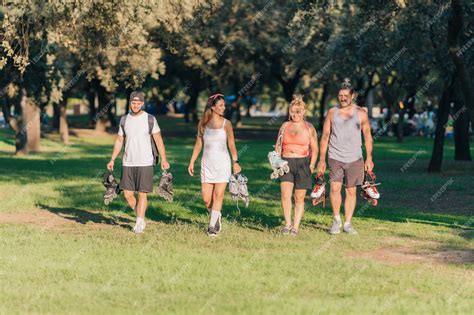 Personas caminando en un parque
