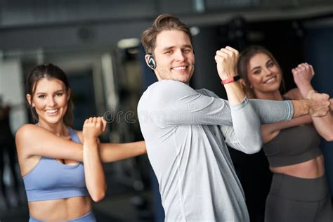 Personas ejercitándose en un gimnasio