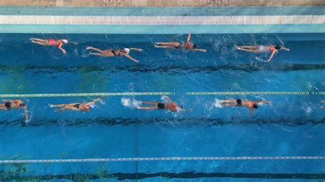 Personas nadando en una piscina