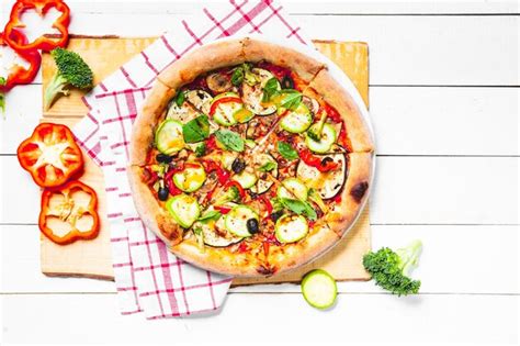 Pizza vegana con verduras frescas