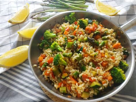 Plato de arroz integral con verduras