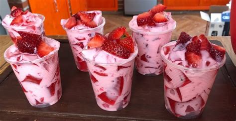 Postre de Yogurt y Frutilla con Bizcocho
