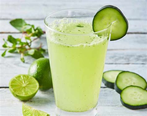 Preparación de agua de pepino, limón y hierbabuena
