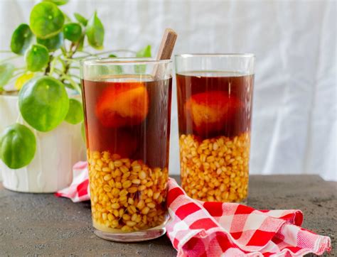 Preparación de mote con huesillos