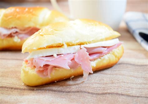 Preparación de un pan con queso y jamón