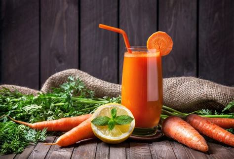 Preparación del jugo de zanahoria con limón
