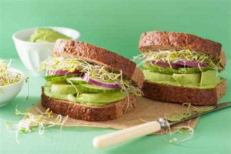 Sándwich vegetariano con ingredientes frescos