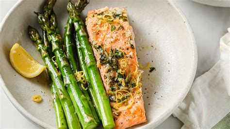 Salmón al Horno con Espárragos