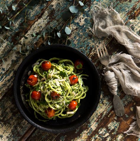 Spaghetti de Zapallo Italiano con Pesto de Palta y Frutos Secos
