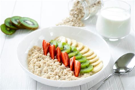 Tazón de avena con leche y frutas