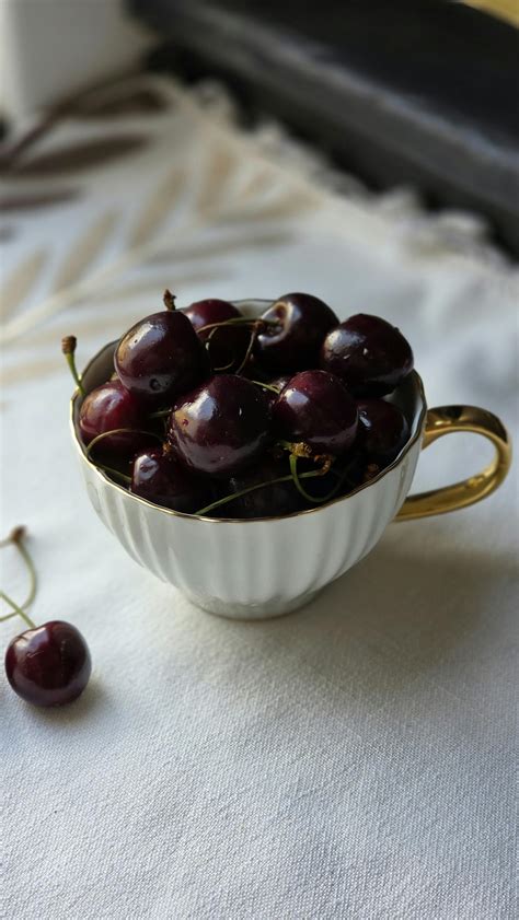 Taza de cerezas frescas