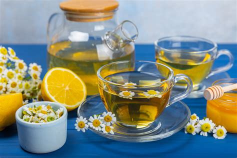 Taza de manzanilla con miel