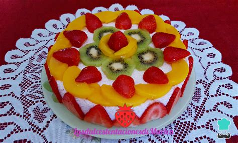 Torta de cumpleaños vegana decorada con frutas frescas