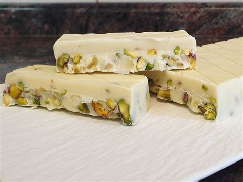 Turrón de chocolate blanco con almendras y pistachos