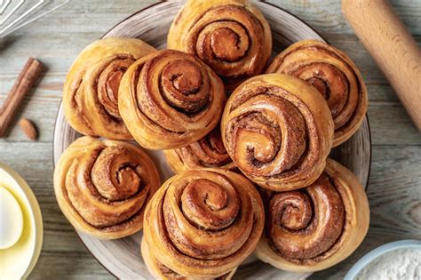 Variedad de ingredientes para rollitos de canela
