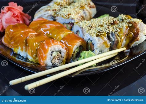 Variedad de rollos de sushi