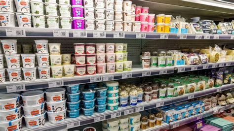 Variedad de yogures en un supermercado