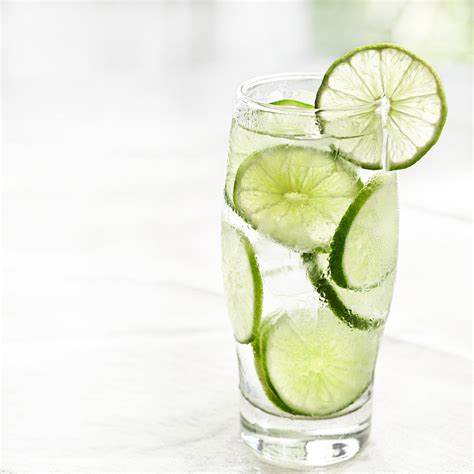 Vaso de agua con limón