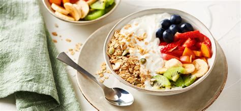 Yogur con Granola y Frutas