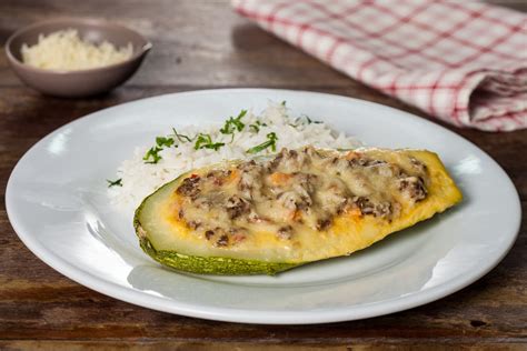 Zapallo italiano relleno con carne y arroz