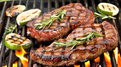 cocinando carne a la parrilla
