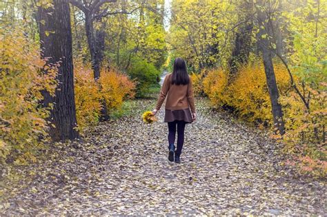 mujer caminando en el parque