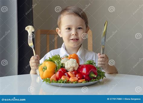 niños comiendo verduras