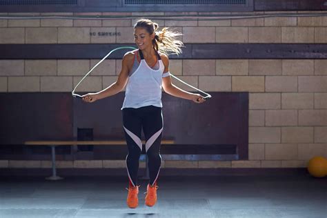 persona saltando la cuerda en el gimnasio